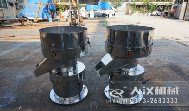 不銹鋼涂料振動篩是一種比較受用戶歡迎的產品之一，主要優(yōu)勢耐酸堿，不生銹，使用壽命長。