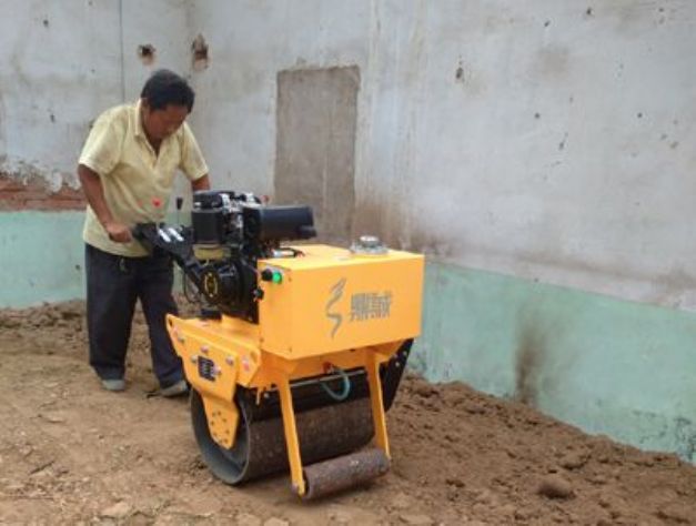 點(diǎn)擊查看詳細(xì)信息<br>標(biāo)題：手扶式單輪壓路機(jī)工作照 閱讀次數(shù)：12170