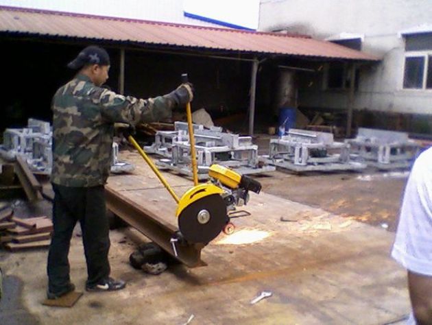 點(diǎn)擊查看詳細(xì)信息<br>標(biāo)題：內(nèi)燃鋸軌機(jī)工作照 閱讀次數(shù)：11547