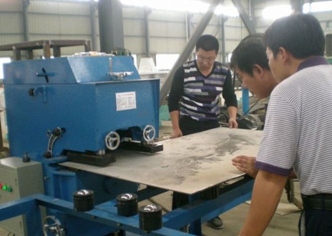 點(diǎn)擊查看詳細(xì)信息<br>標(biāo)題：固定式平板坡口機(jī)工作照 閱讀次數(shù)：10975